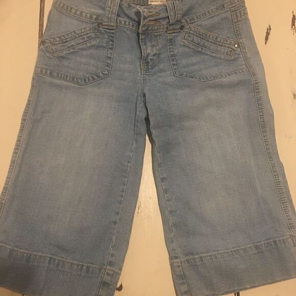 Vintage size 5 wide leg blue jean capri shorts distressed - Picture 1 of 9